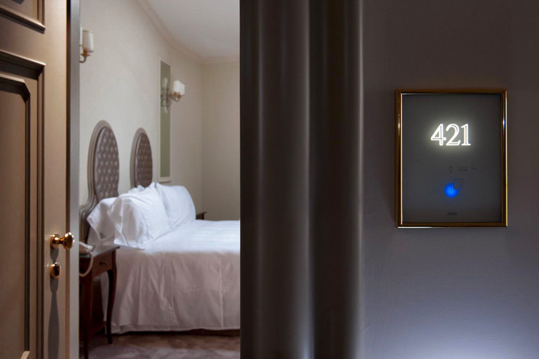 Lettore apriporta hotel con design personalizzato