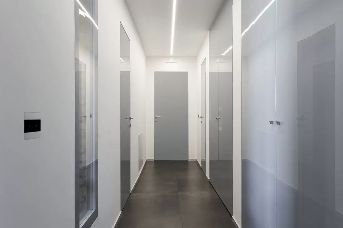 Interruttore touch con installazione a filo-muro