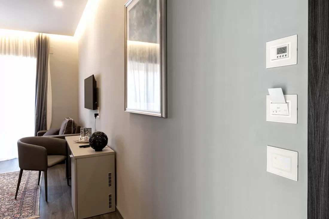 Lettore card per hotel AVE con placca bianca coordinata al resto dell'impianto elettrico