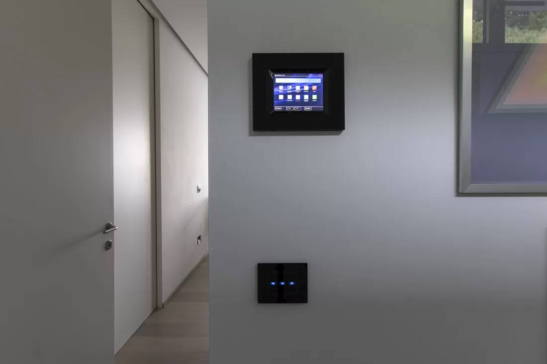 Supervisore domotico touch screen con placca in vetro nero