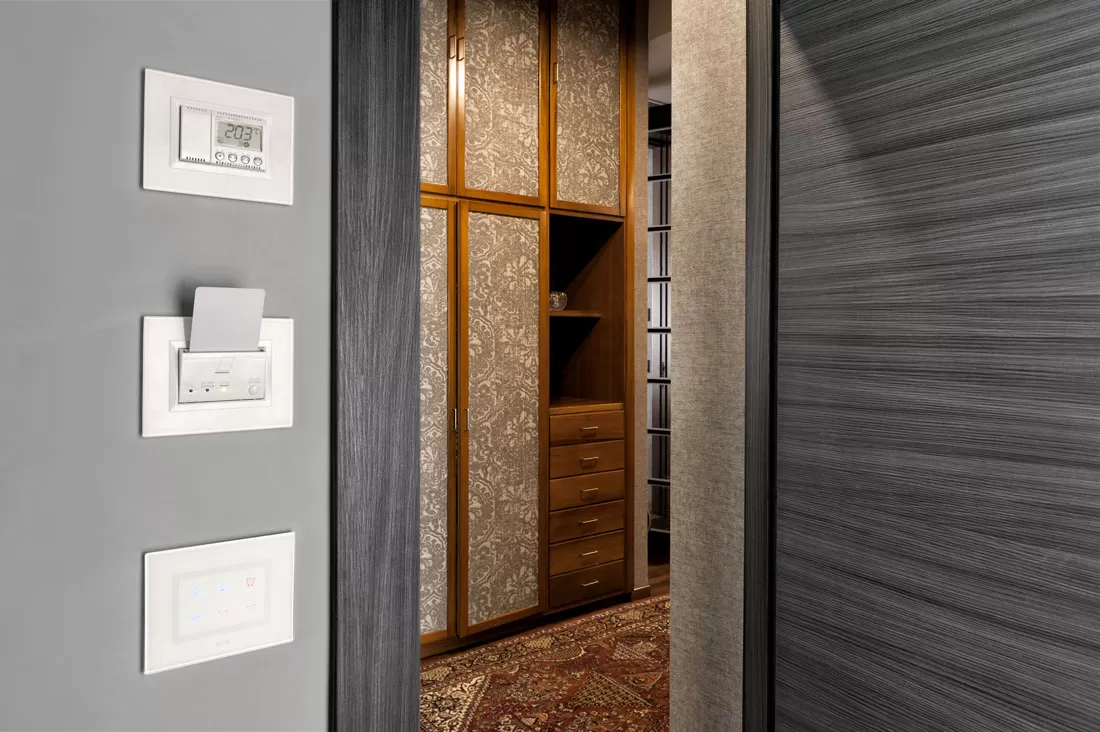 Termostato, lettore e interruttori AVE serie Domus 100