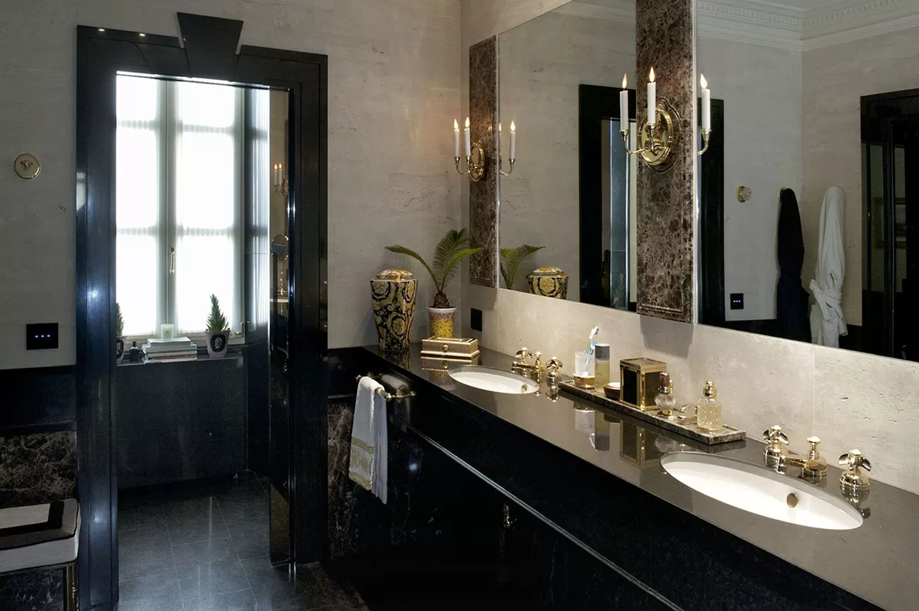 Impianto elettrico in bagno con placche touch AVE