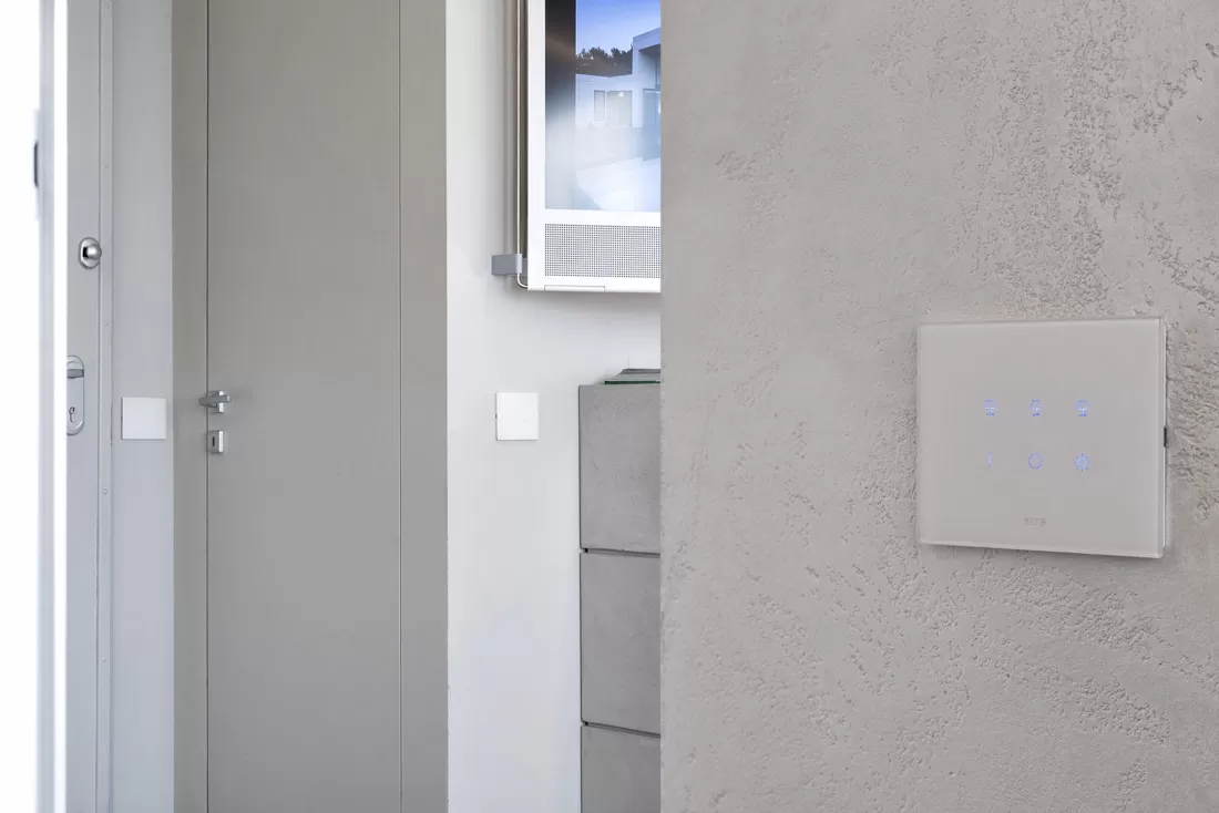 Interruttore touch con placca in vetro bianco