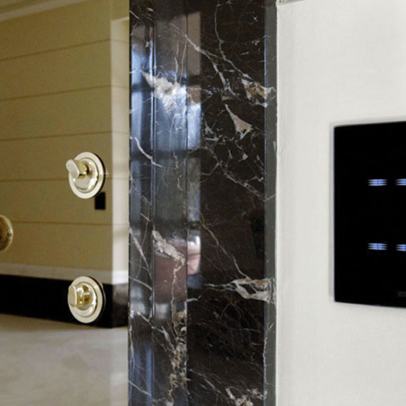 Switches AVE Multi-Touch with black glass front plate