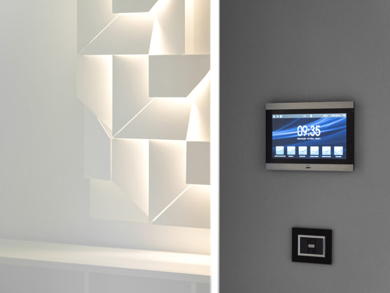 Videocitofono smart AVE con design in vetro e alluminio