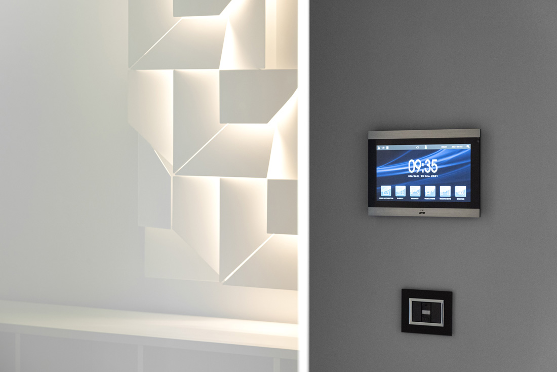 Videocitofono smart AVE con design in vetro e alluminio