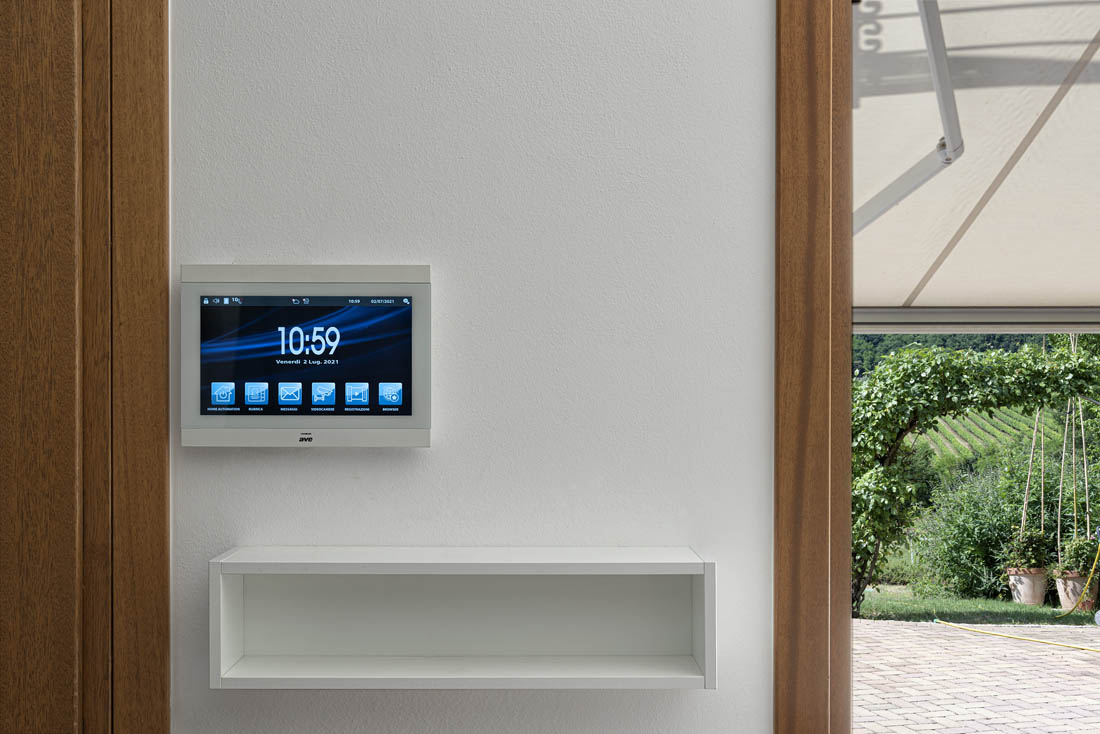 Villa smart con domotica, antifurto e videocitofonia AVE