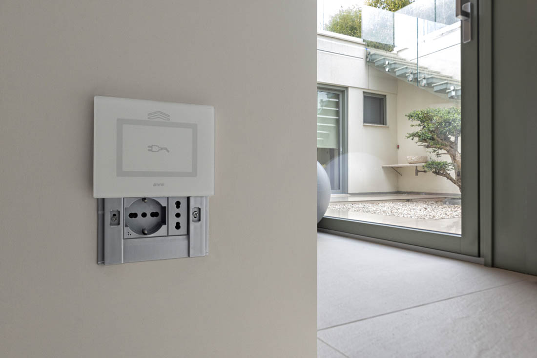 Presa con placca a scivolo - Villa Smart con Domotica AVE