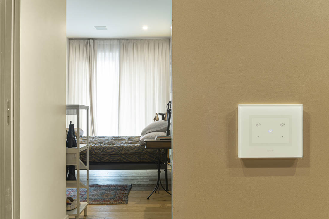 Placca touch KNX con design AVE