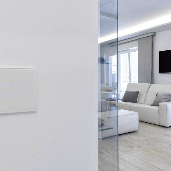 Appartamento smart con domotica e tecnologia touch di AVE