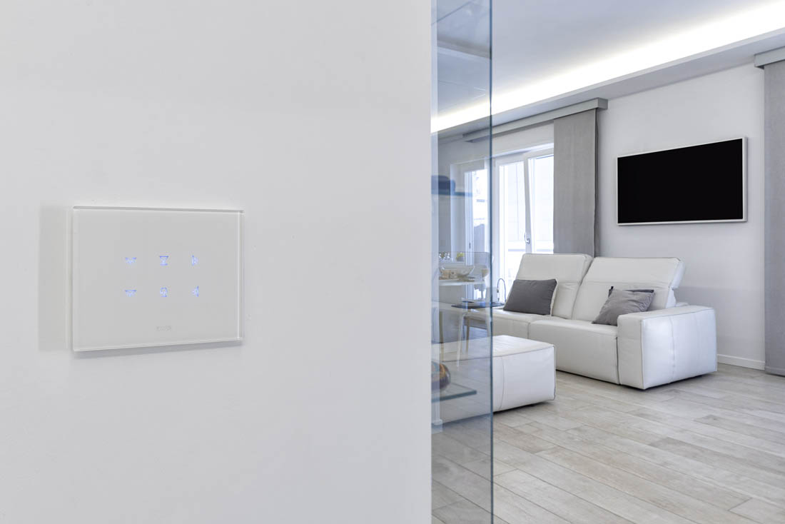 Appartamento smart con domotica e tecnologia touch di AVE