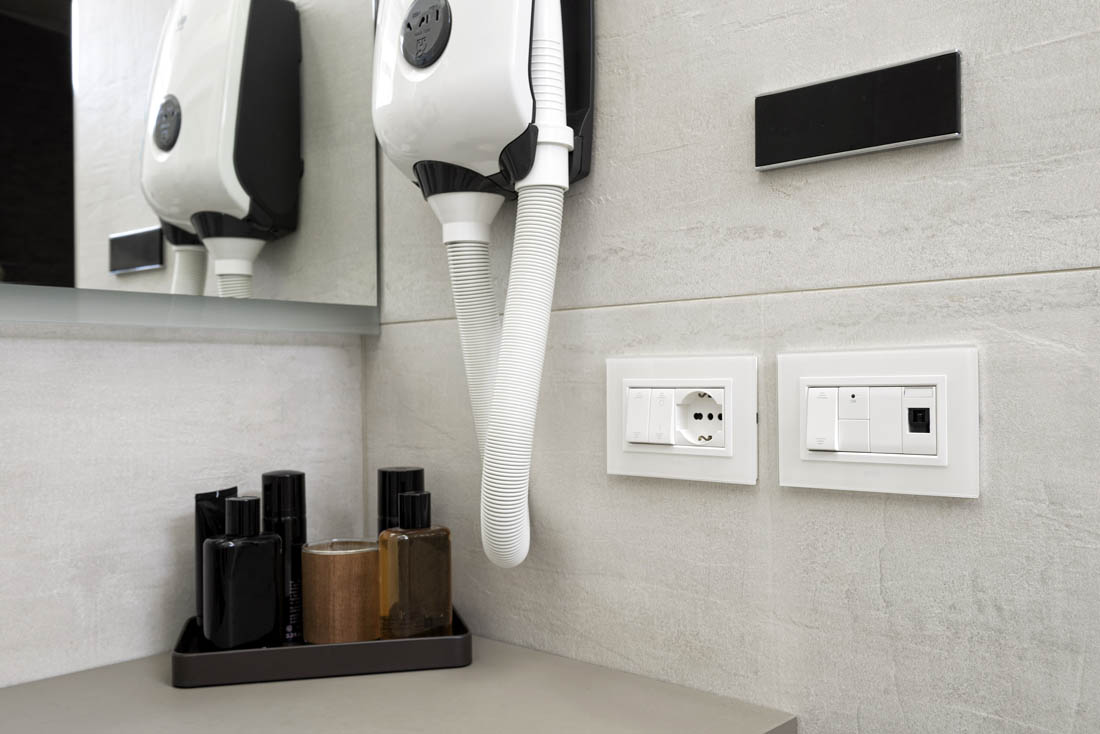 Interruttori e prese bagno AVE - Appartamento smart