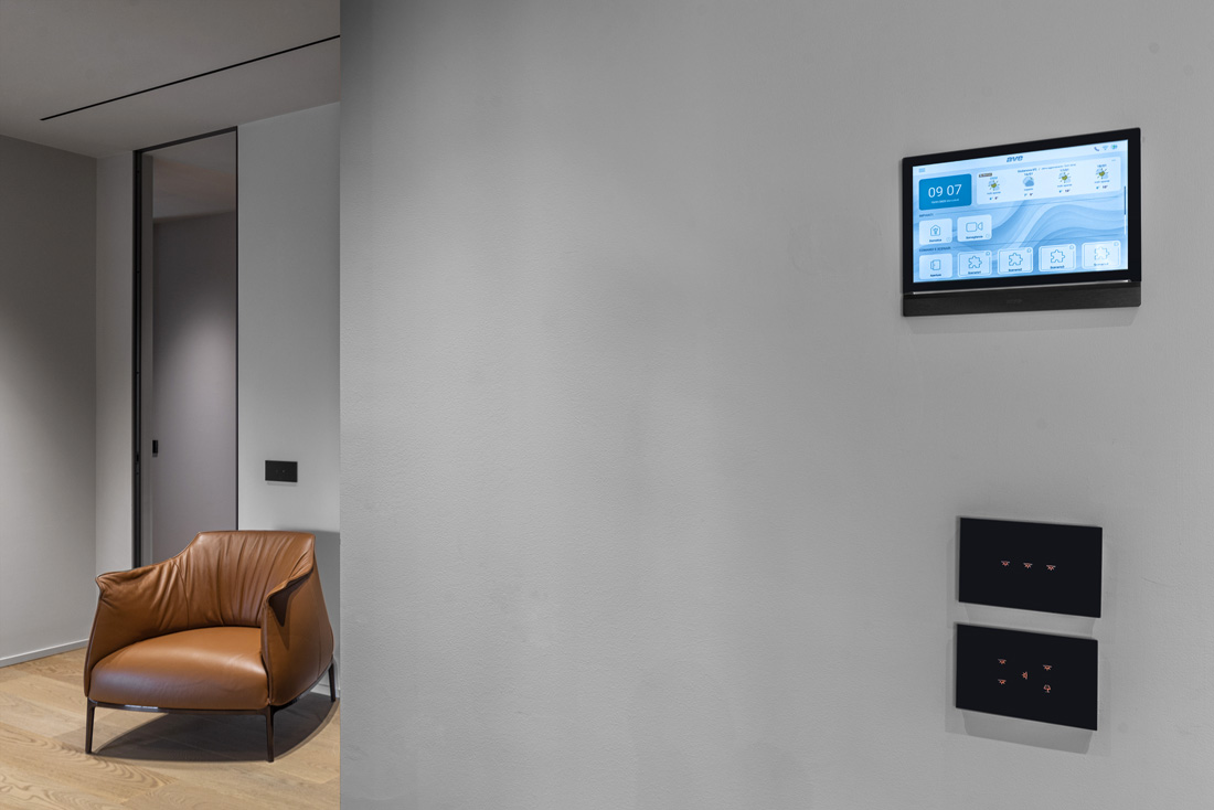 Display touch AVE in alluminio antracite, design moderno
