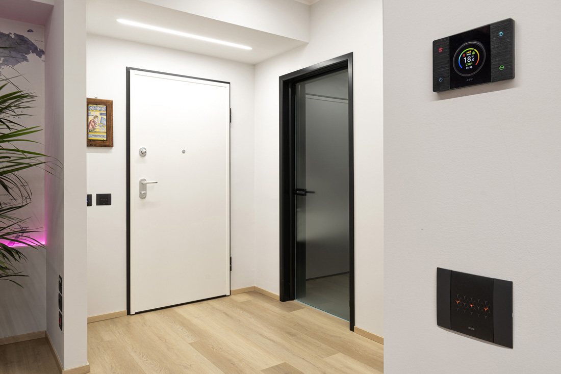 Cronotermostato smart AVE con display a colori