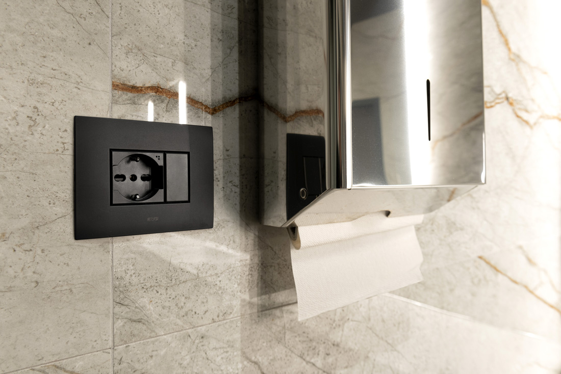 Punto luce grigio AVE: un dettaglio moderno nell’impianto del Mood Hotel