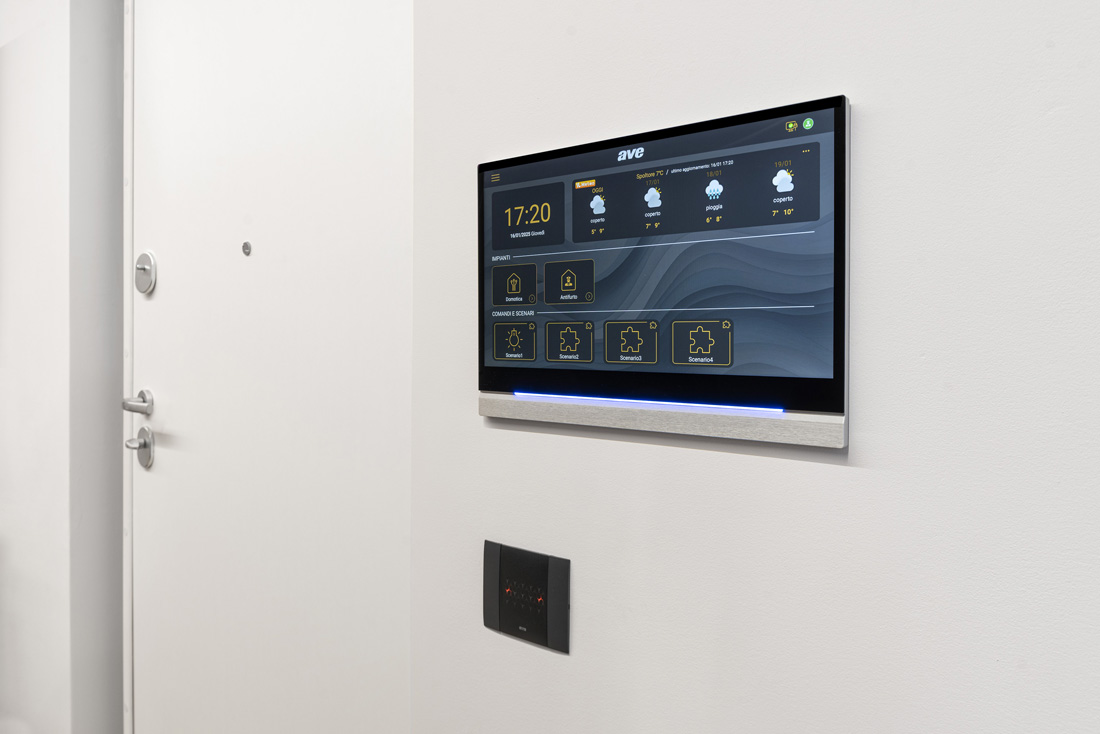Touch screen AVE da 18 pollici in alluminio spazzolato