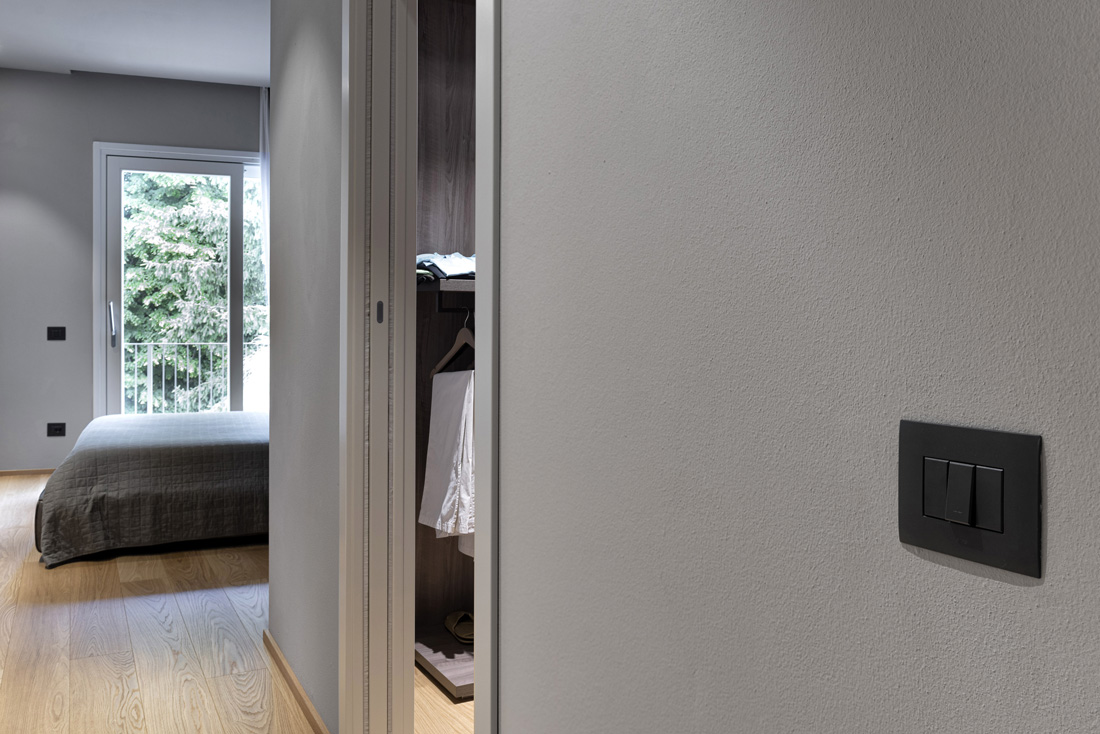 Camera da letto con elementi AVE Tekla 44 nero opaco