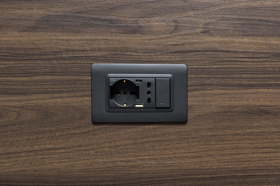 Dettaglio della Multipresa AVE con prese USB A e C