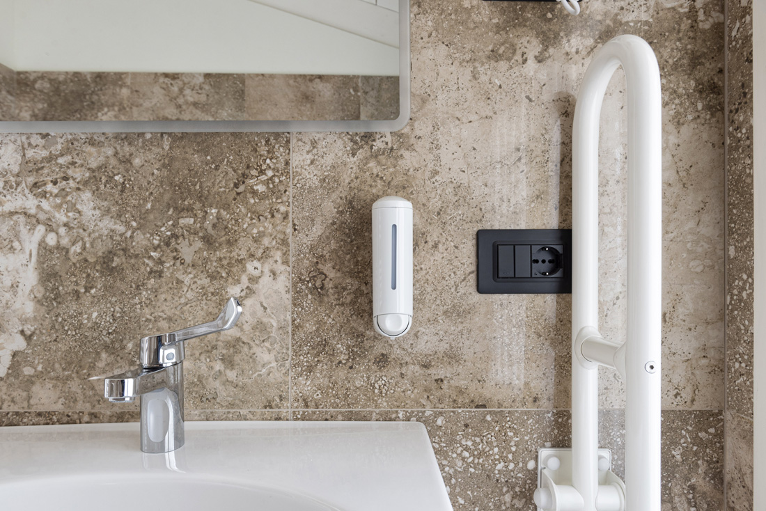 Punto luce grigio AVE Tekla 44 in ambiente privato
