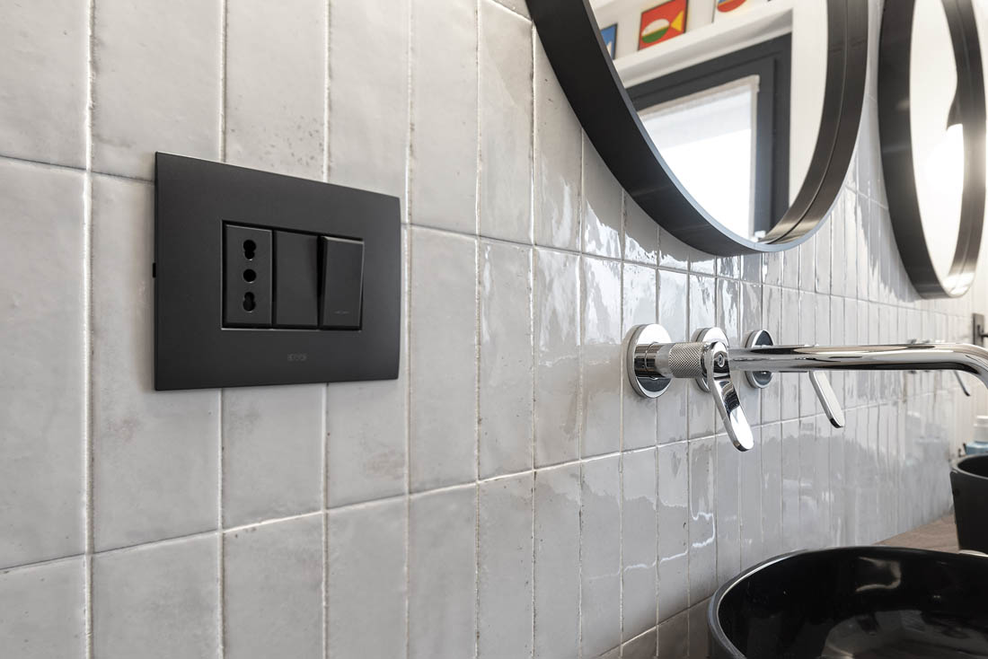 Dettaglio Placca Ave in Metallo Grigio Opaco