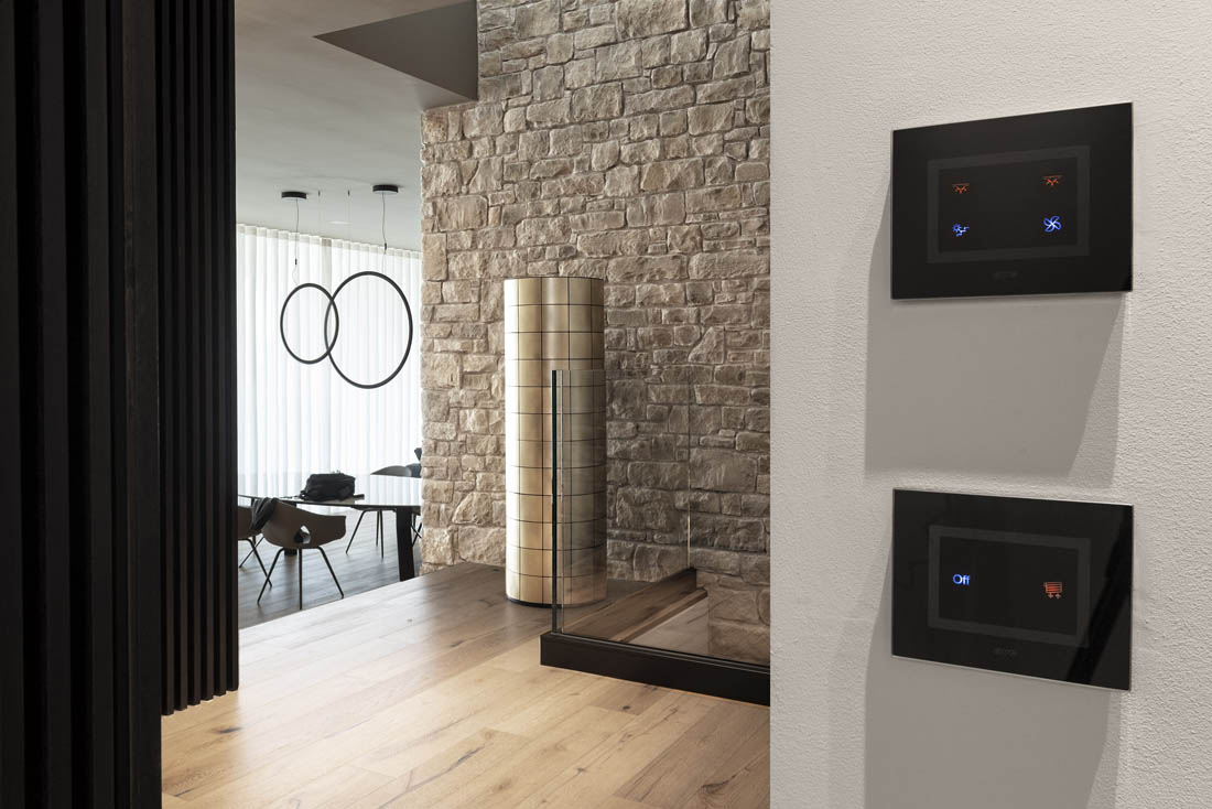 Dettaglio ravvicinato dei comandi Ave Touch in Vetro