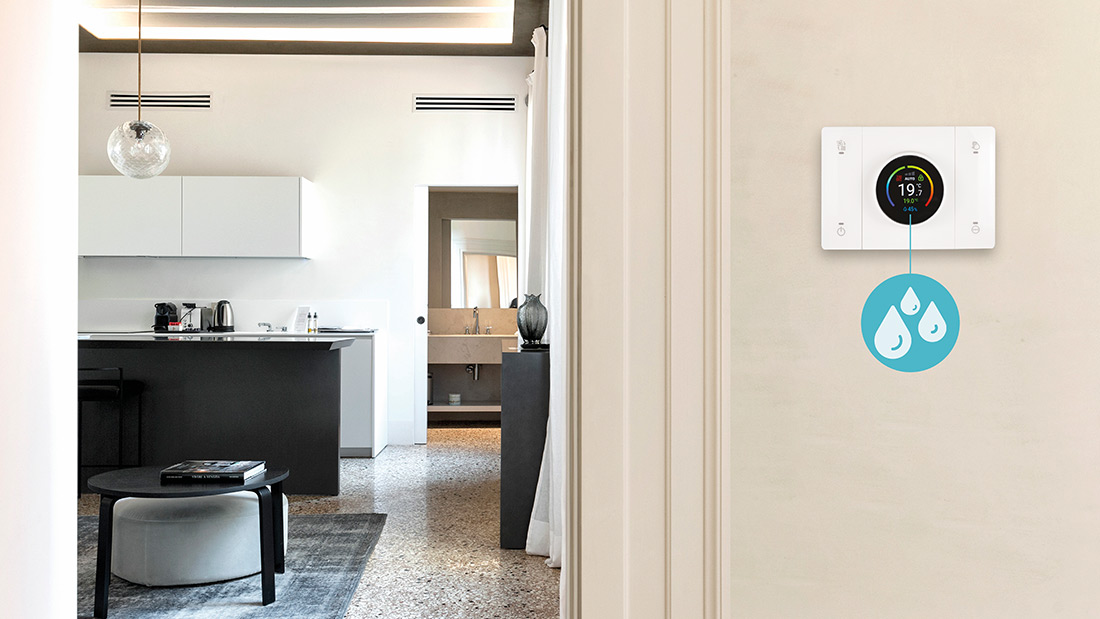 I cronotermostati AVEbus e connessi si aggiornano: arrivano il “Controllo Umidità” e la "Funzione Hotel"