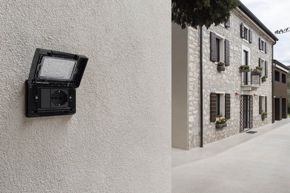 Dettaglio di una presa esterna AVE serie civile Tekla color grigio opaco per esterni