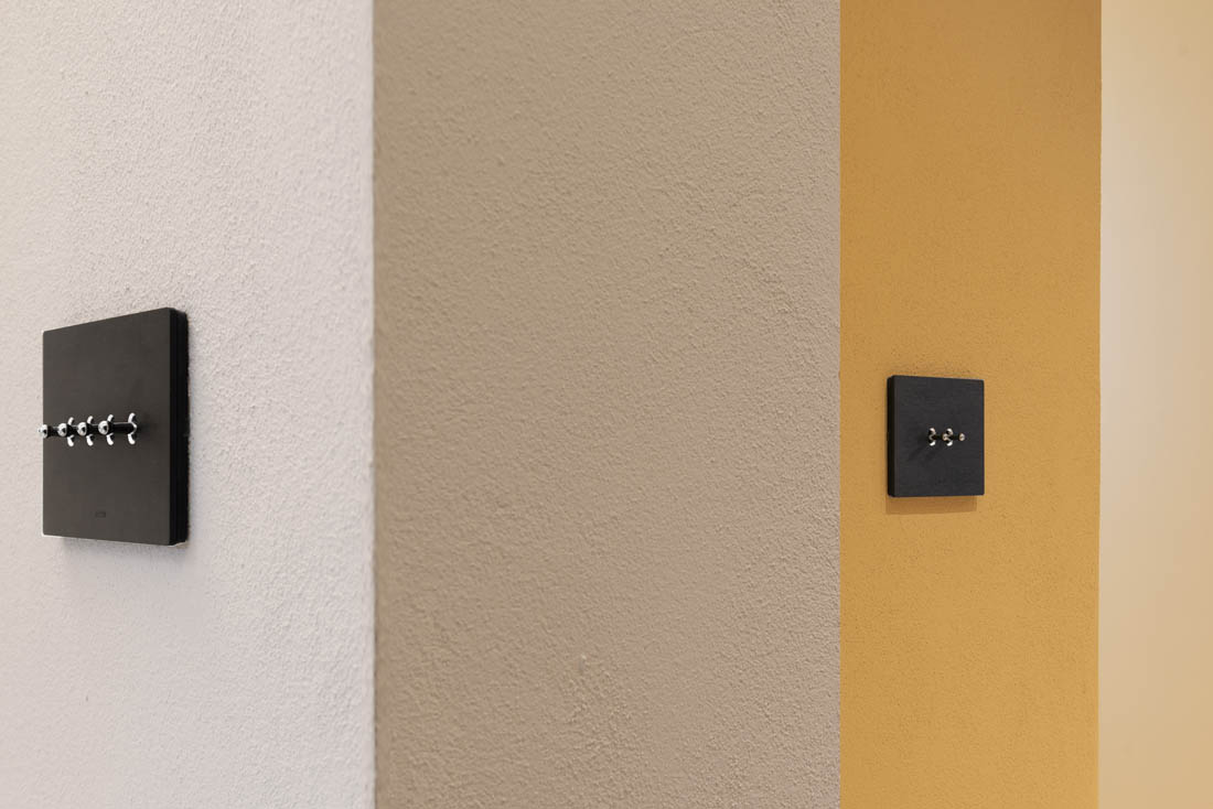 Interruttori a levetta AVE New Style con finitura cromo su placca di design