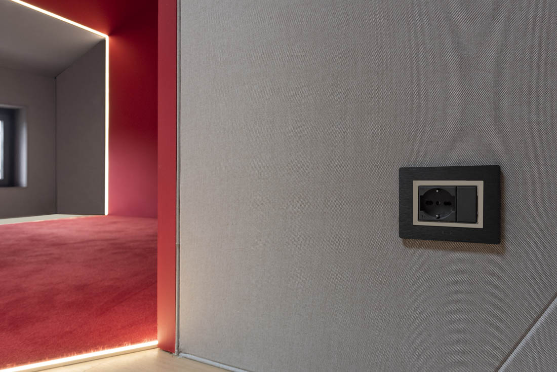 Placche finestrate AVE in alluminio di colore antracite per il coordinamento dell'impianto elettrico