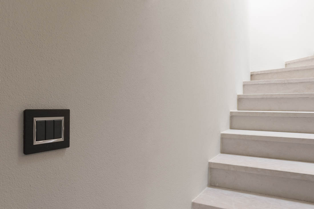Punto luce con serie civile AVE Tekla grigio opaco e placca in alluminio antracite