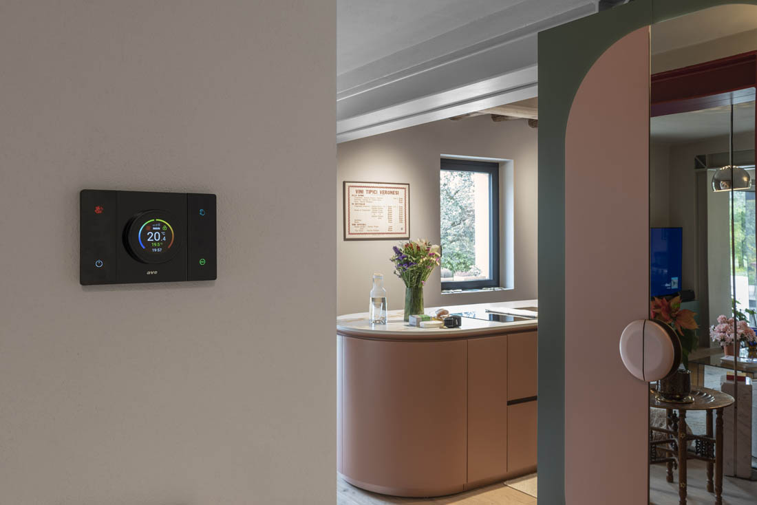 Termostato AVE con ghiera rotativa e display a colori