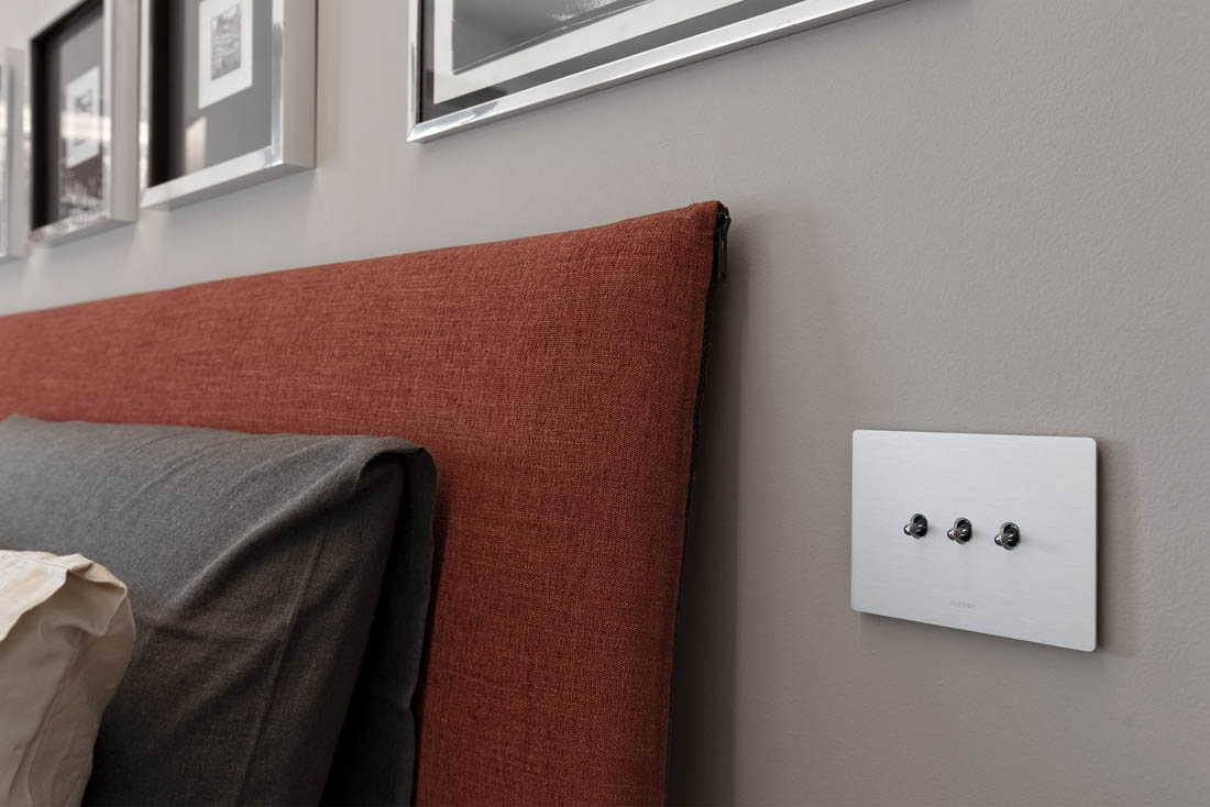 Gli interruttori a levetta AVE New Style 44 con placca in alluminio abbinata