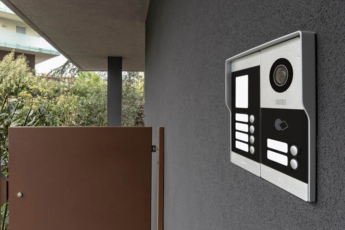 Sicurezza e stile all'ingresso con il sistema videocitofonico interconnesso