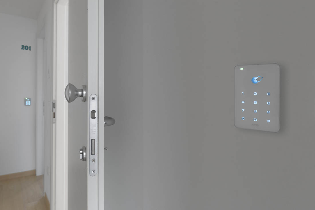 Tastierino touch bianco AVE di design per interni