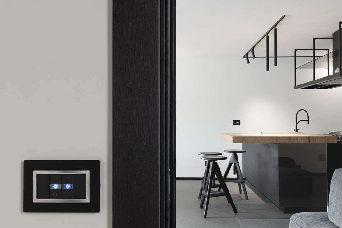 Primo piano sul design e sulle finiture dei punti luce AVE coordinati con l'interior design della villa.