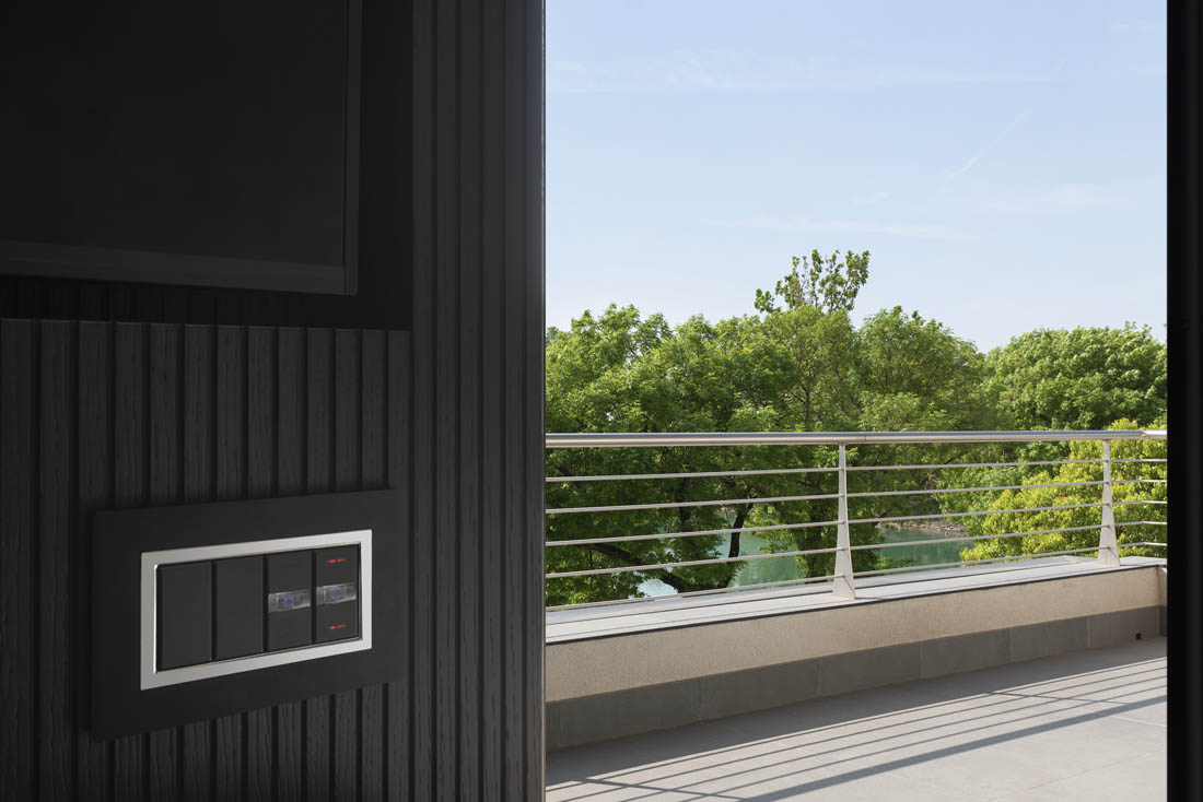Dettaglio del punto luce di design con elementi color grigio opaco della serie AVE Tekla 44