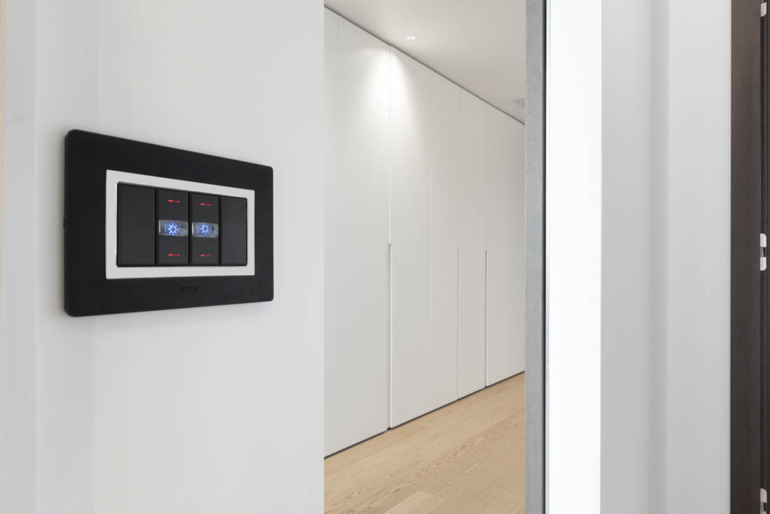 Punto luce moderno AVE con placca antracite