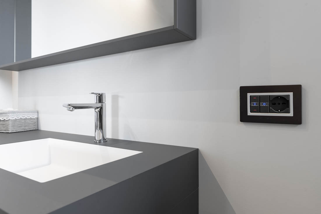 Dettaglio del punto luce di design con elementi color grigio opaco della serie AVE Tekla 44