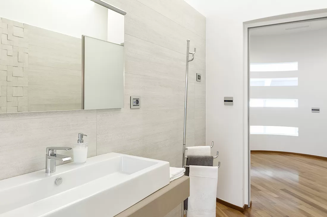 Presa elettrica per bagno con placca in alluminio