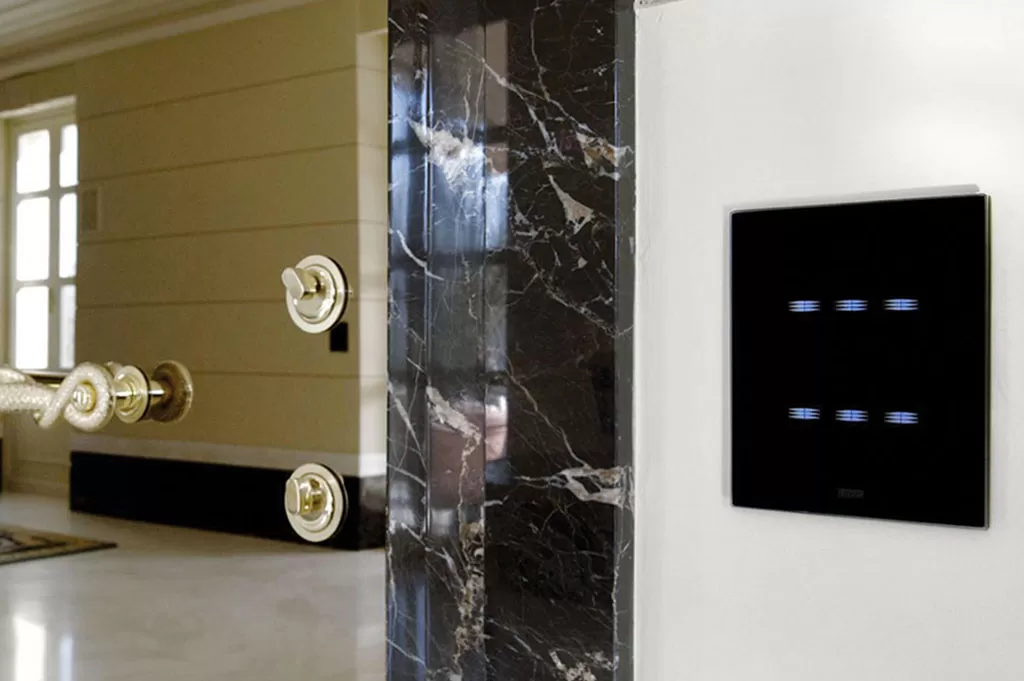 Switches AVE Multi-Touch with black glass front plate