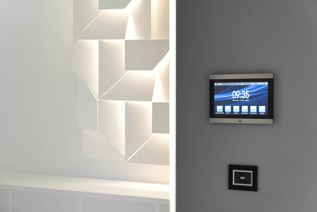 Videocitofono smart AVE con design in vetro e alluminio