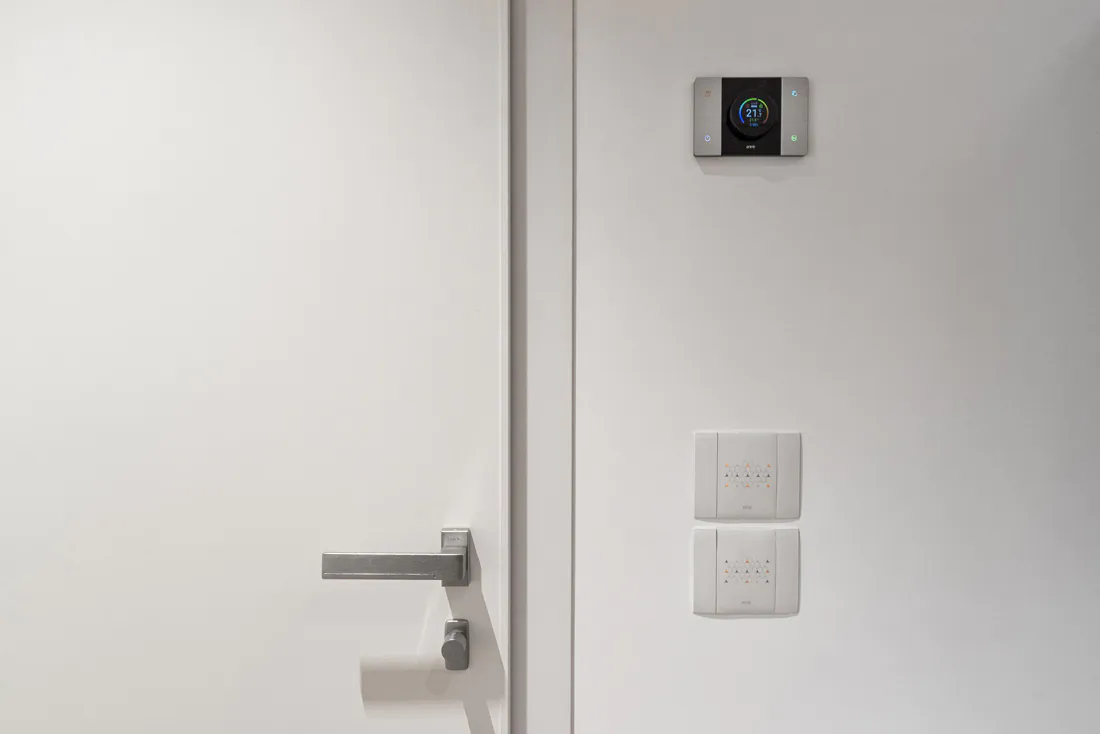 Cronotermostato intelligente con display a colori