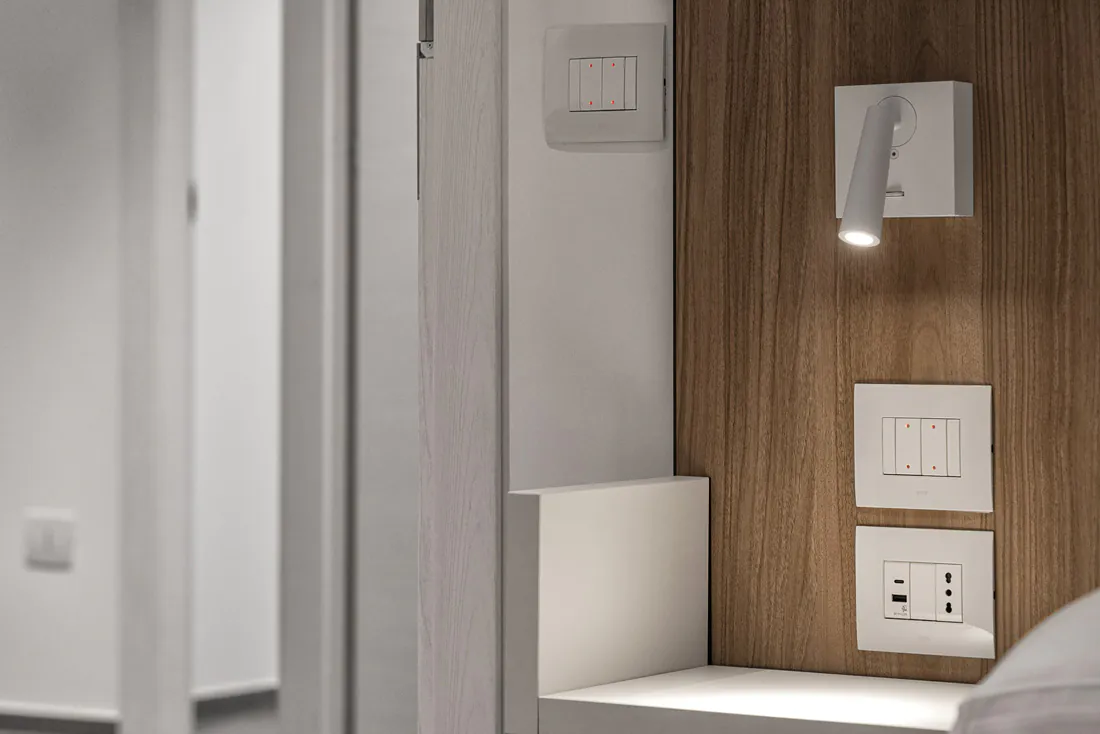 Estetica moderna placche elettriche metalliche