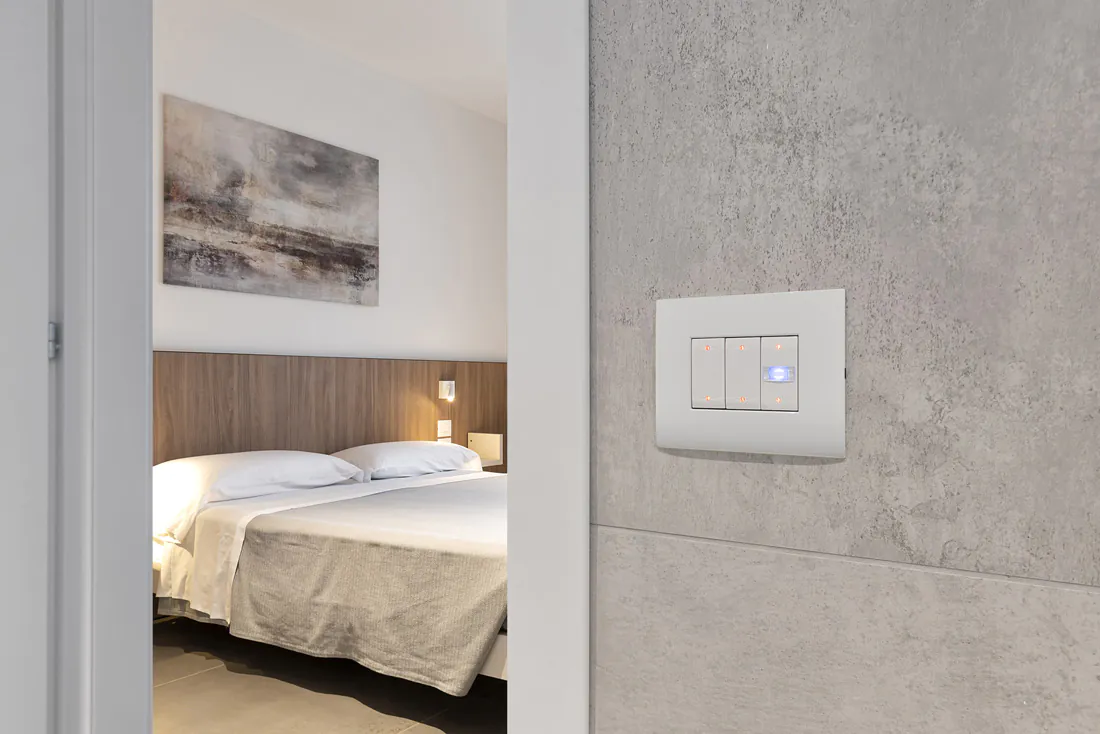 Vista stanza con impianto domotico