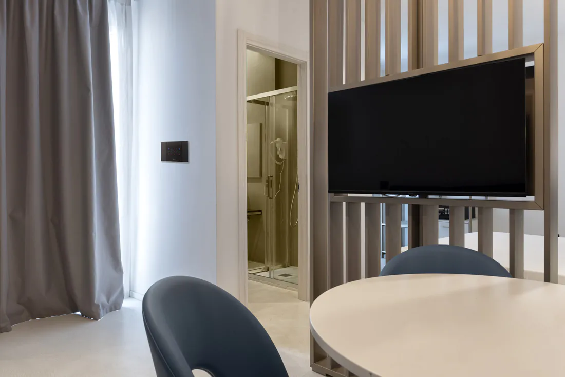 Comandi touch AVE: tecnologia e stile per suite eleganti