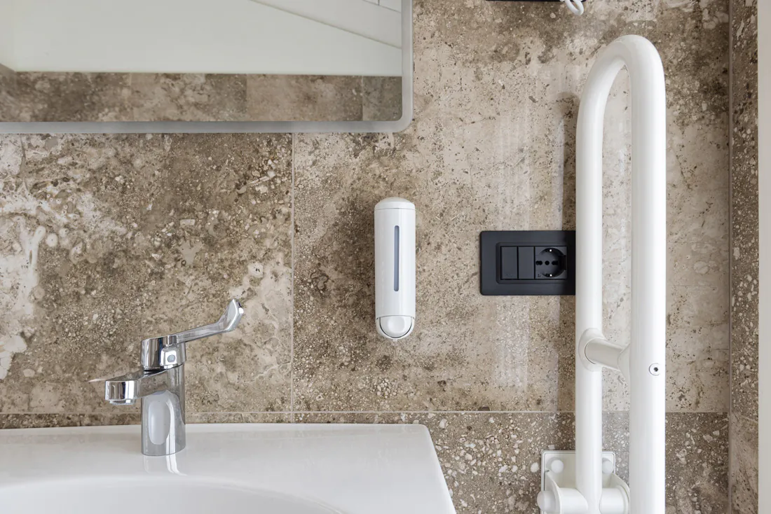 Punto luce grigio AVE Tekla 44 in ambiente privato