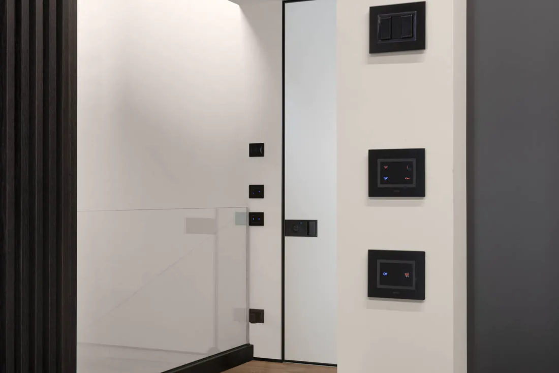 Comandi Ave Touch in versione Vetro Nero Assoluto