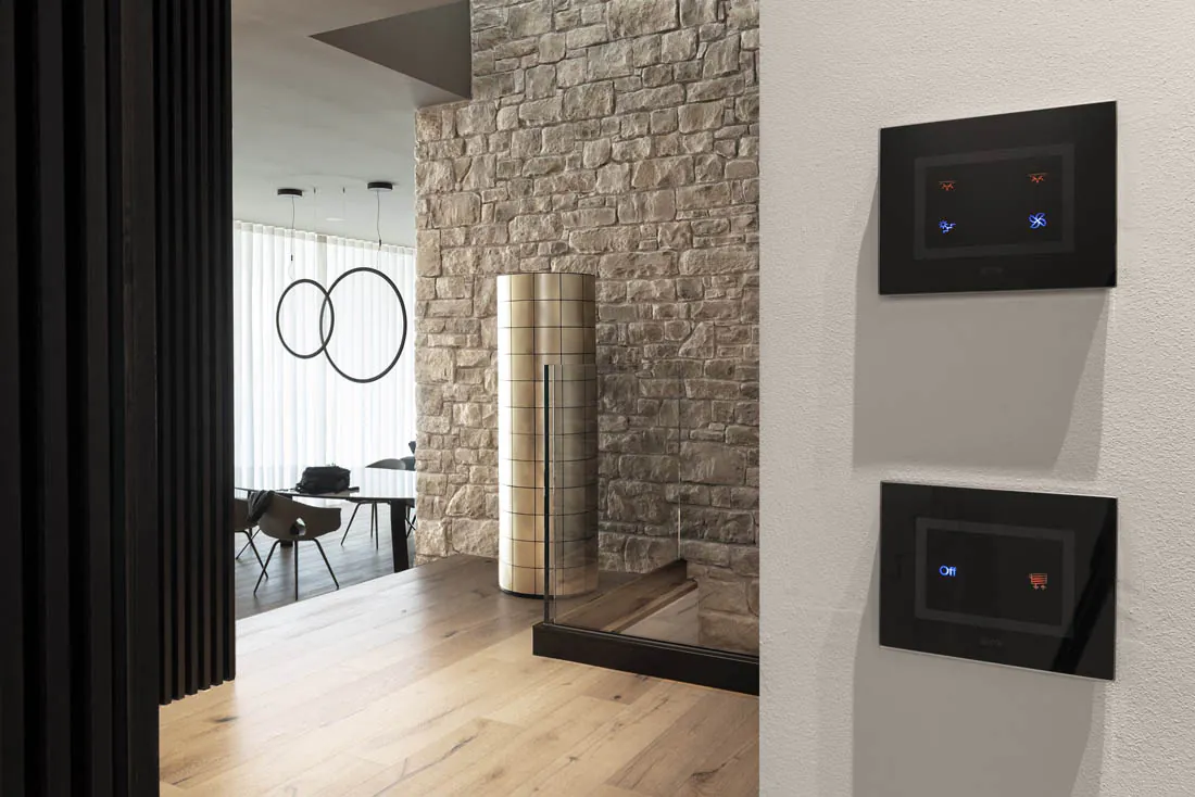 Dettaglio ravvicinato dei comandi Ave Touch in Vetro